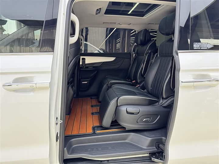 Фото 10 - Roewe iMax 8