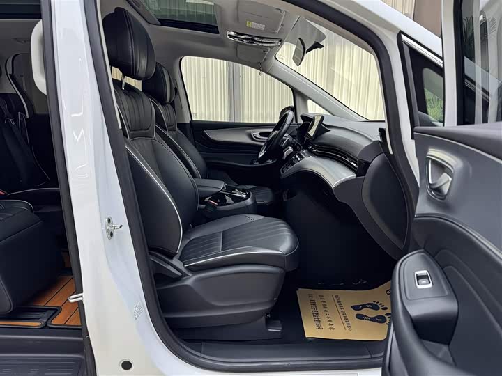 Фото 12 - Roewe iMax 8