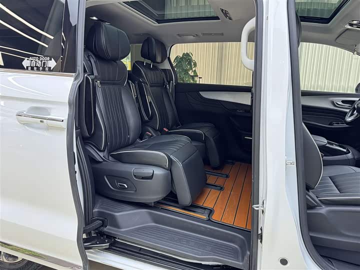 Фото 13 - Roewe iMax 8