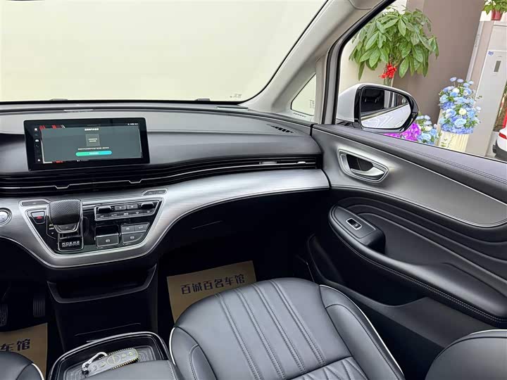 Фото 17 - Roewe iMax 8