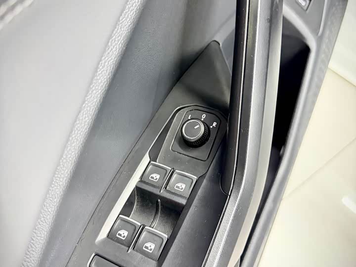 Фото 11 - Volkswagen Sagitar L