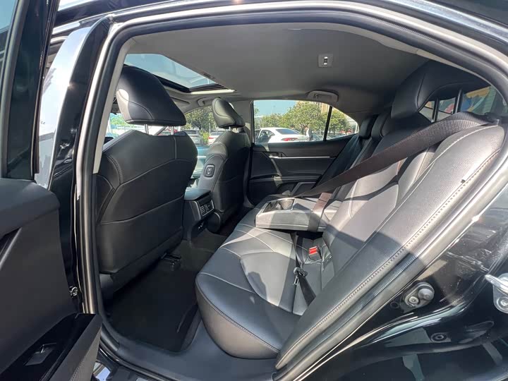 Фото 10 - Toyota Camry