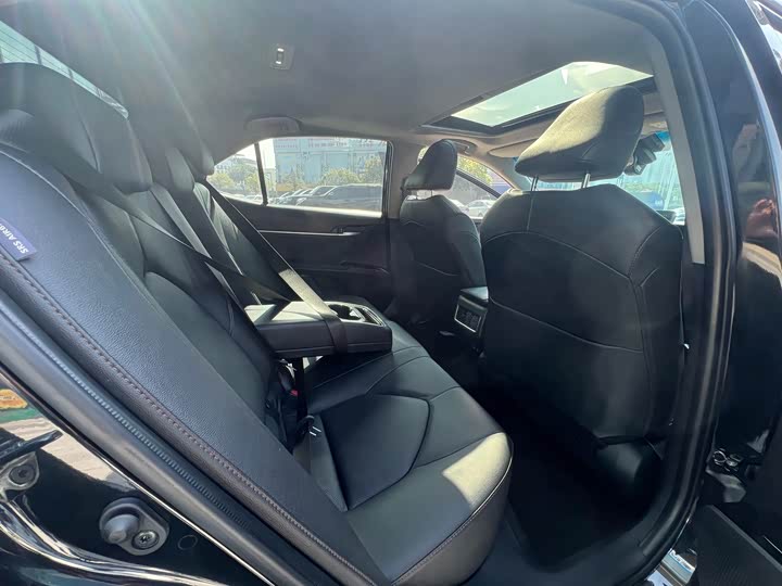 Фото 13 - Toyota Camry