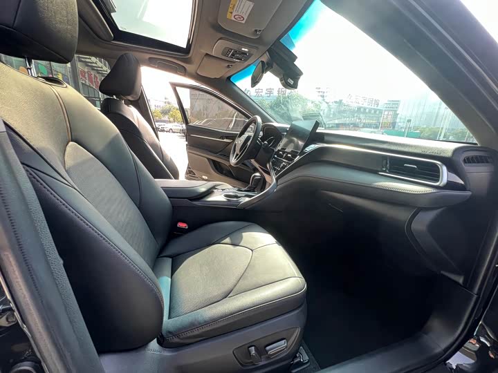 Фото 14 - Toyota Camry