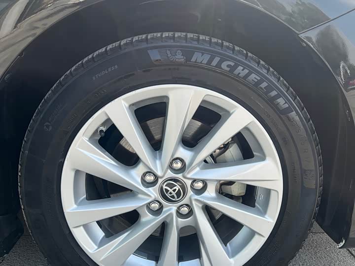 Фото 15 - Toyota Camry