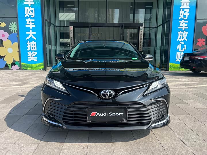 Фото 2 - Toyota Camry
