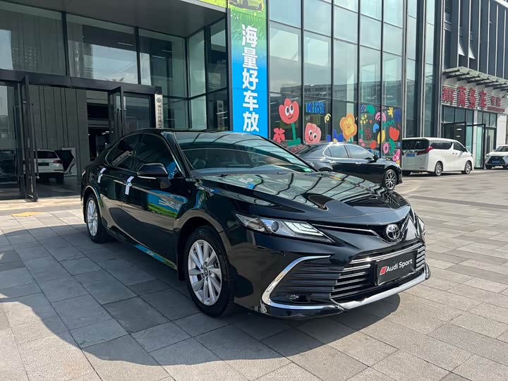 Фото 3 - Toyota Camry