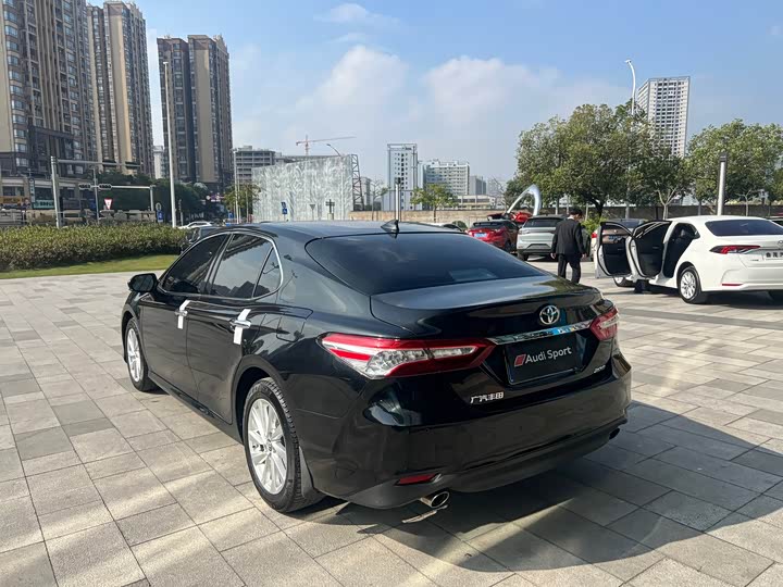 Фото 6 - Toyota Camry