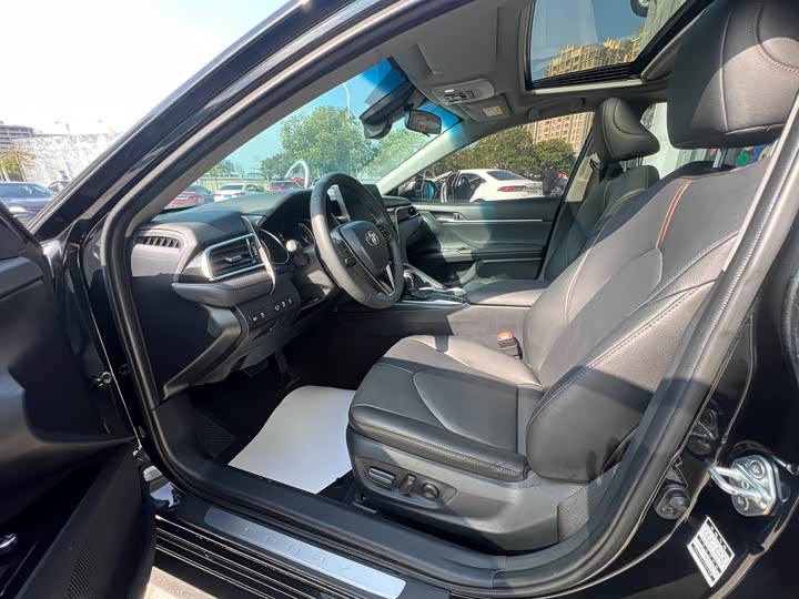 Фото 9 - Toyota Camry