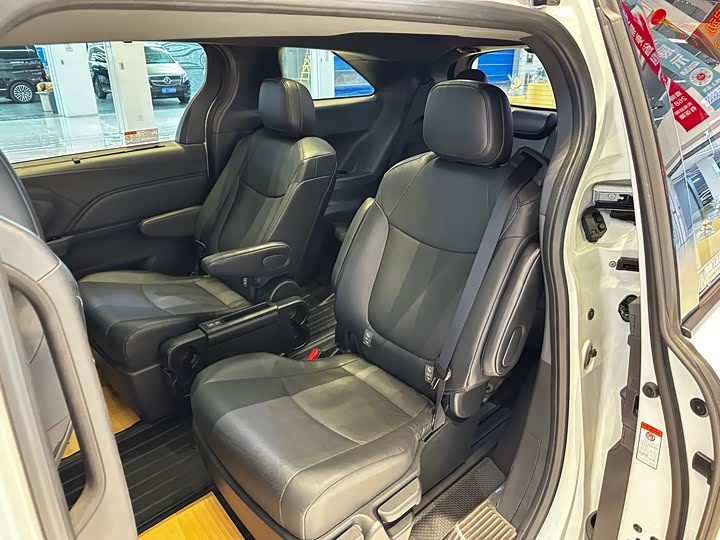 Фото 10 - Toyota Granvia