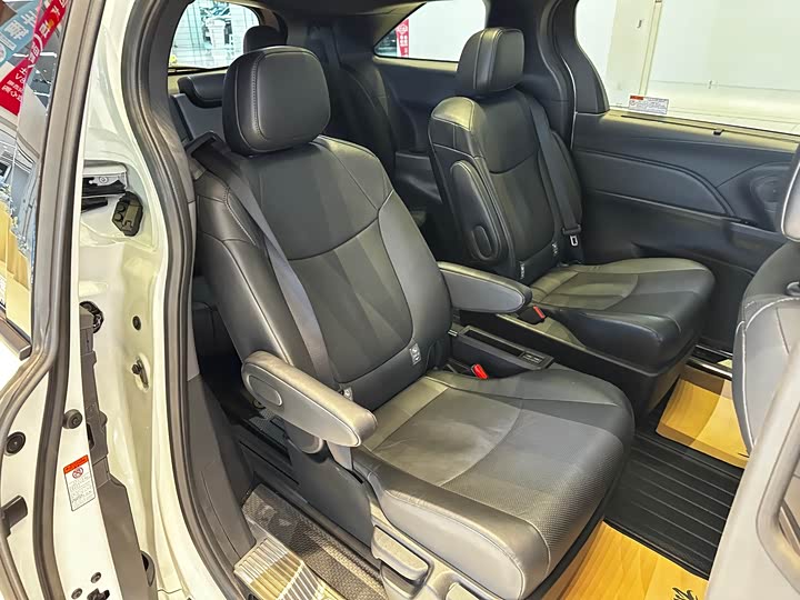 Фото 12 - Toyota Granvia