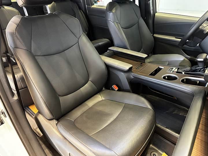 Фото 13 - Toyota Granvia