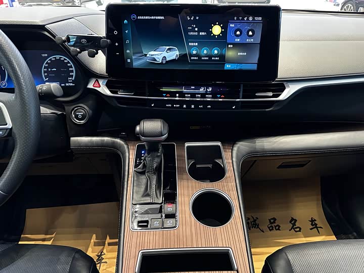 Фото 17 - Toyota Granvia