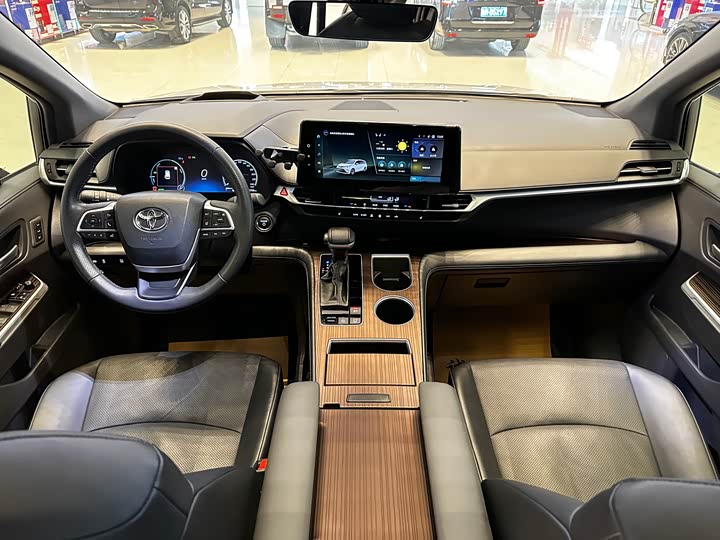 Фото 18 - Toyota Granvia