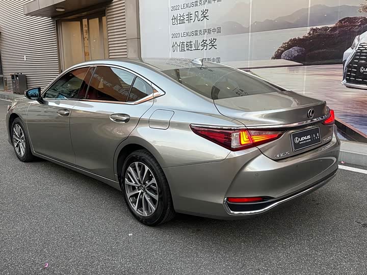 Фото 11 - Lexus ES