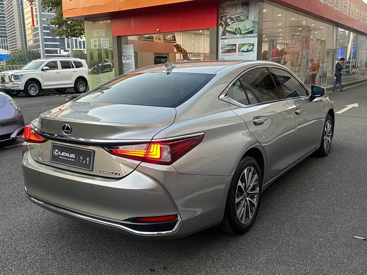 Фото 13 - Lexus ES