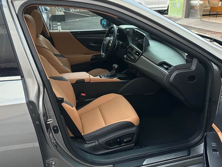 Фото 15 - Lexus ES