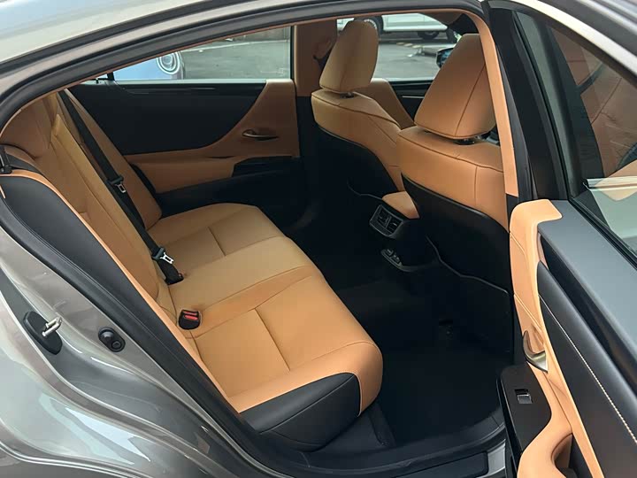 Фото 16 - Lexus ES