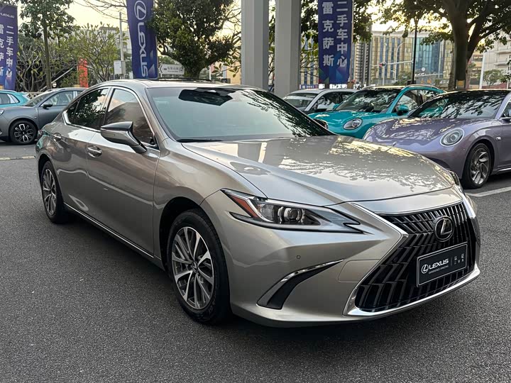 Фото 3 - Lexus ES