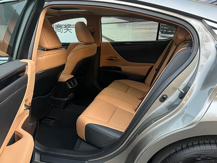 Фото 5 - Lexus ES