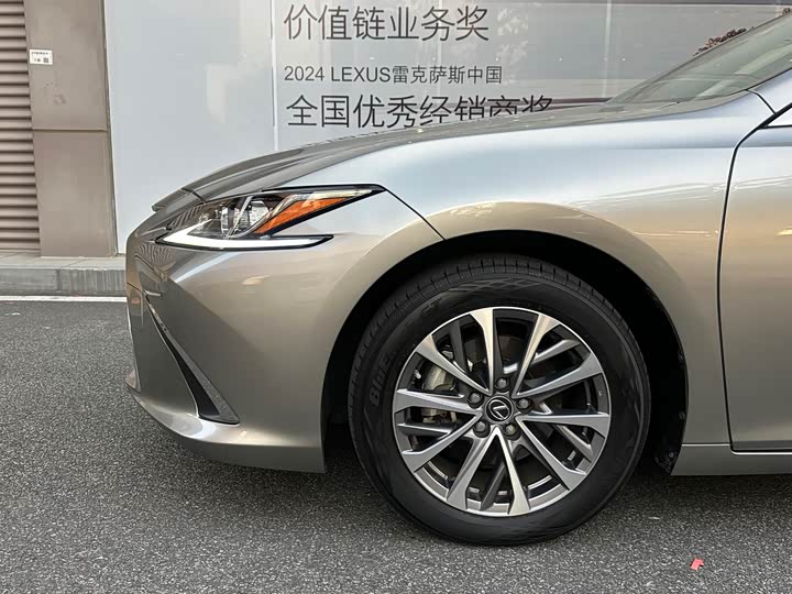 Фото 9 - Lexus ES