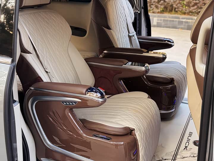 Фото 18 - Buick GL8 ES