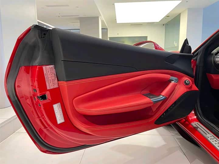 Photo 12 - Ferrari F8