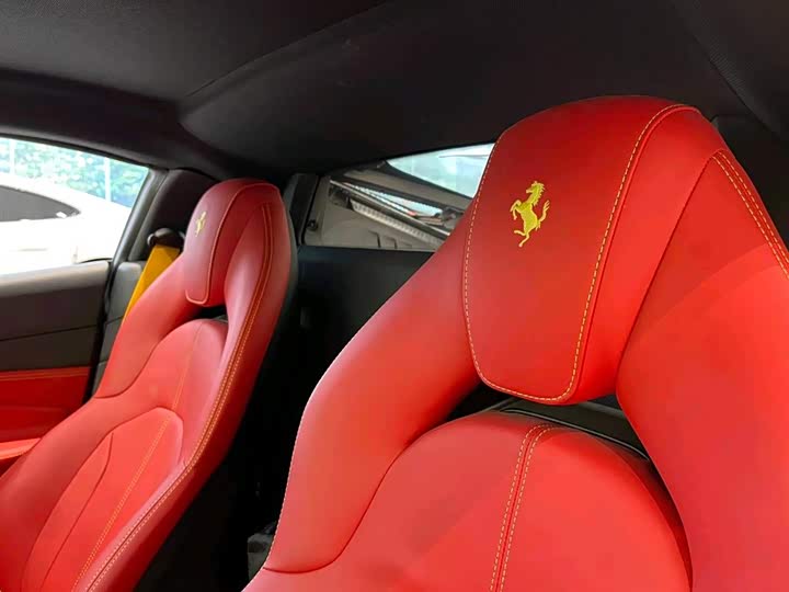 Photo 15 - Ferrari F8