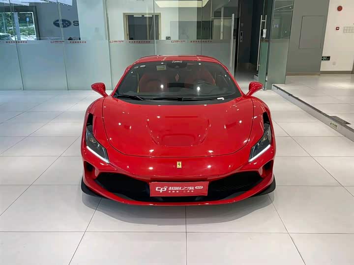 Photo 2 - Ferrari F8