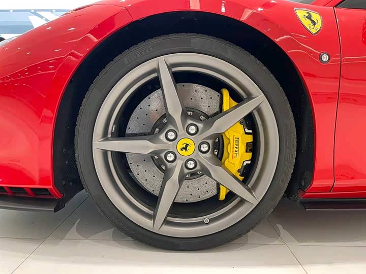 Photo 5 - Ferrari F8