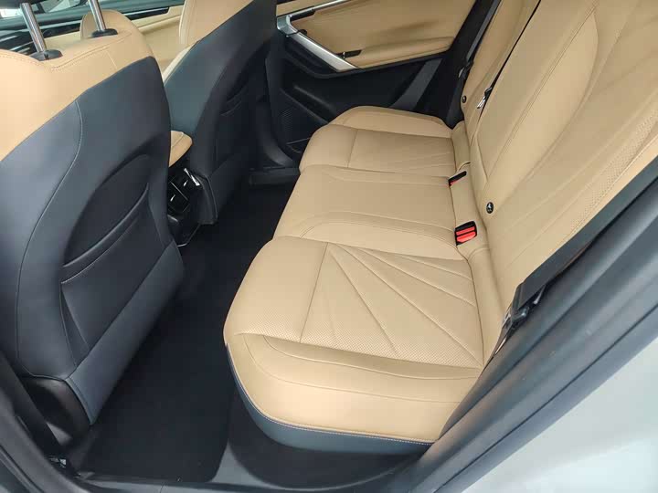 Фото 8 - Geely Atlas L