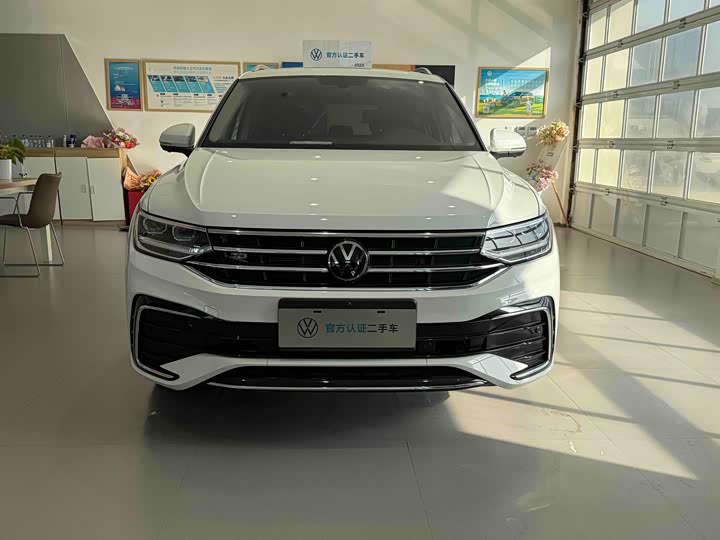 Фото 2 - Volkswagen Tiguan L Pro
