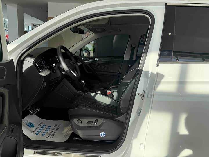 Фото 5 - Volkswagen Tiguan L Pro