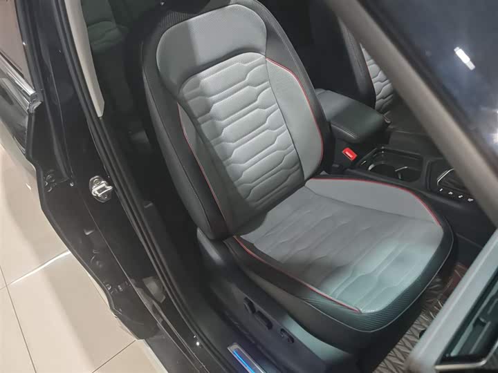 Фото 25 - Volkswagen Tiguan L Hybrid