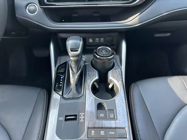 Фото 18 - Toyota Crown Kluger