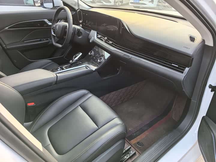 Фото 9 - Bestune B70