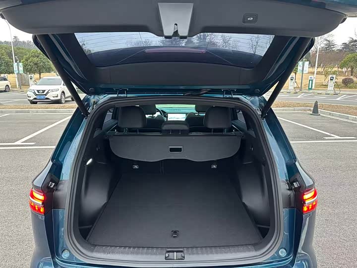 Фото 11 - Geely Monjaro