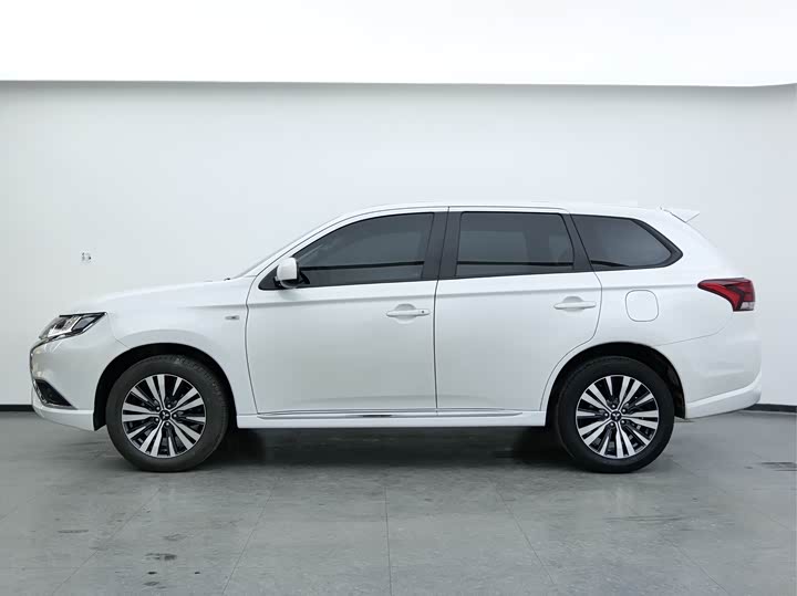 Фото 14 - Mitsubishi Outlander