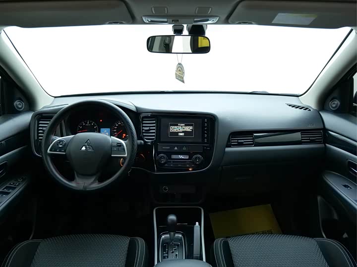 Фото 9 - Mitsubishi Outlander