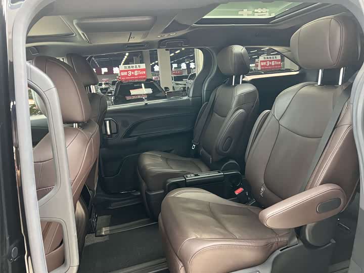 Фото 4 - Toyota Sienna