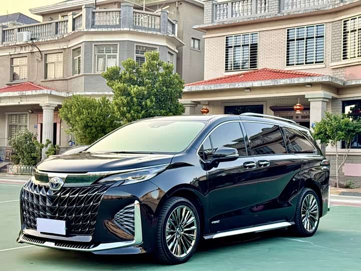 Фото 1 - Toyota Granvia