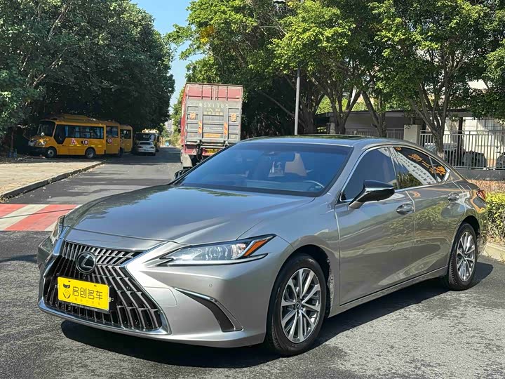 Фото 1 - Lexus ES