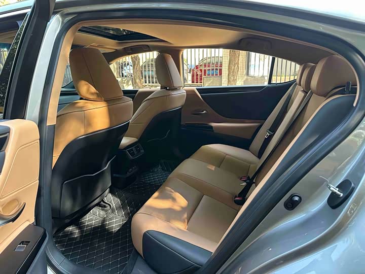 Фото 10 - Lexus ES