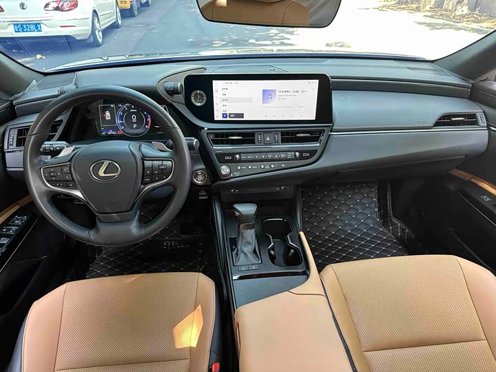 Фото 11 - Lexus ES