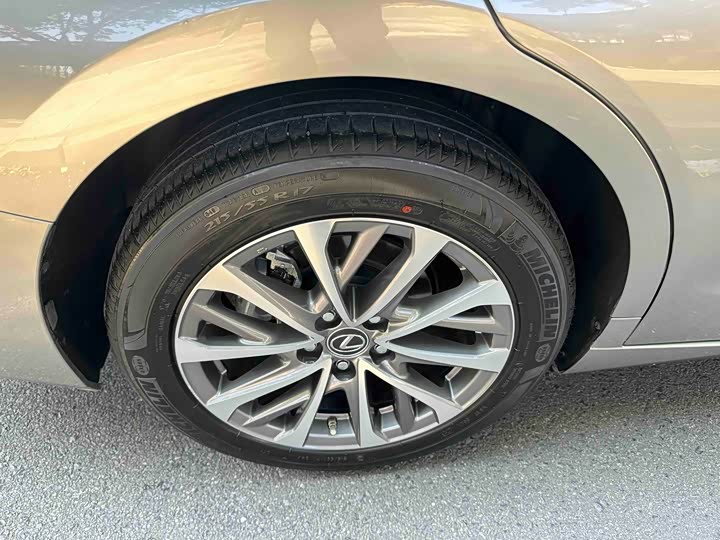 Фото 13 - Lexus ES