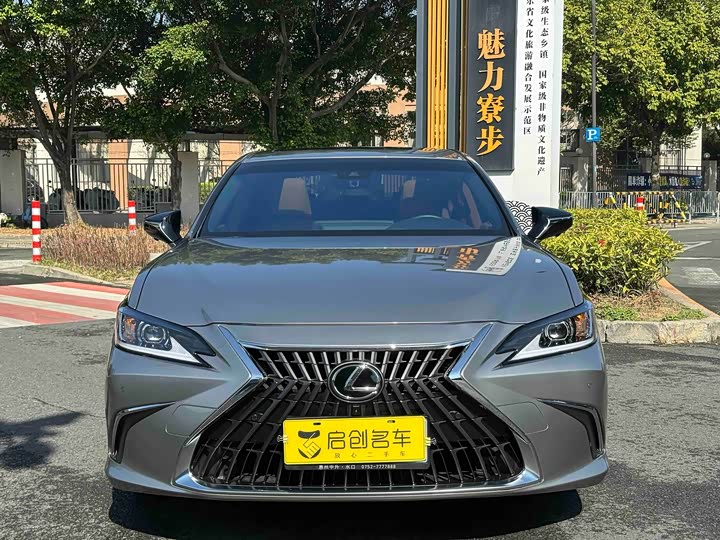 Фото 2 - Lexus ES