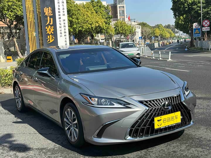 Фото 3 - Lexus ES
