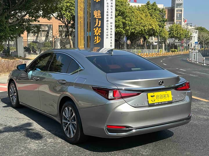 Фото 6 - Lexus ES