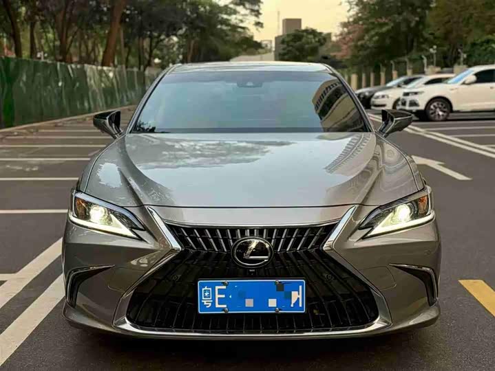 Фото 1 - Lexus ES