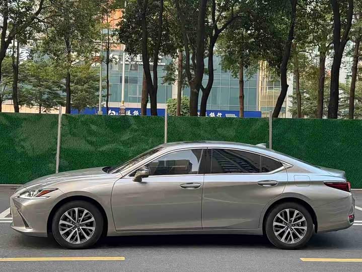 Фото 3 - Lexus ES